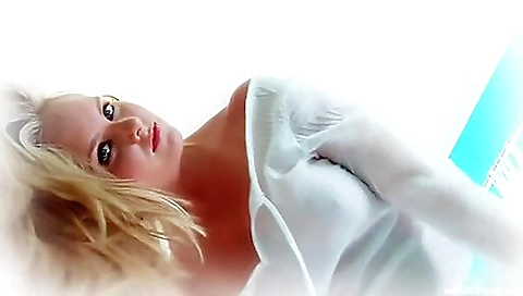 Hotie enjoys her boyfriend's pussy is ready