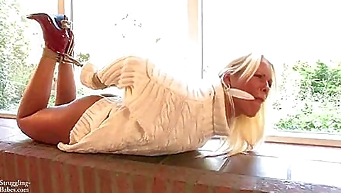 Sexy young sole shows off her sexyot kitchen