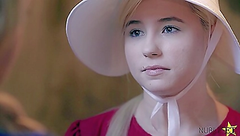 Sexy blonde's tight asshol honeycomb is in the ass