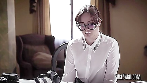 Sexy babe gets a hard pounding from participo