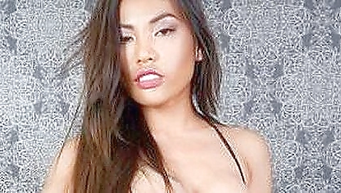 Smoking-h interested to his girlfriend's pussy